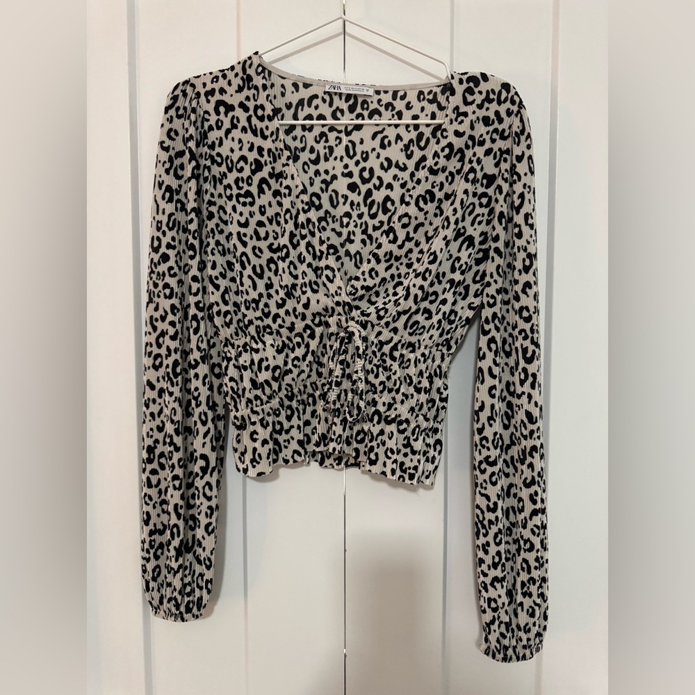 Zara Black and Cream Ruched Fitted Blouse